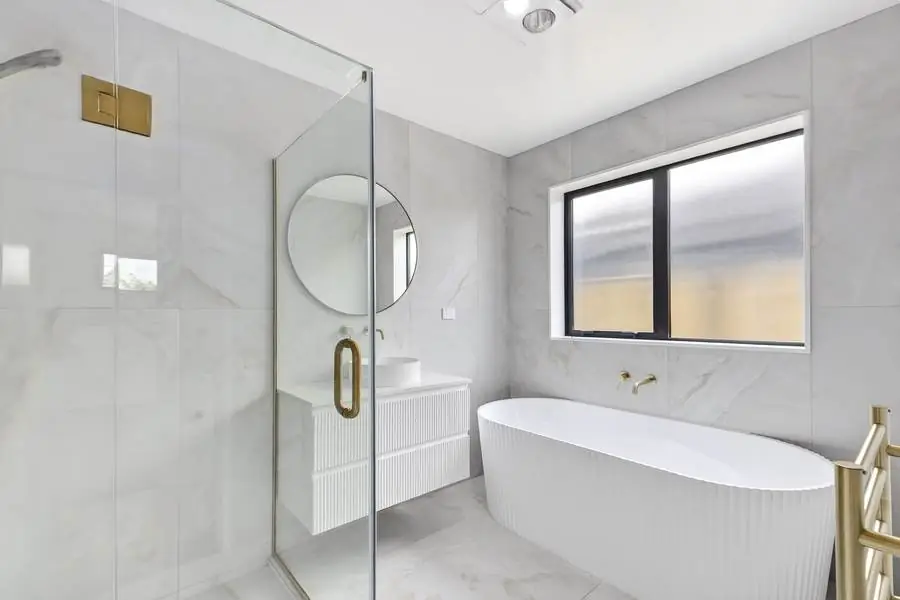 23 Wooing Tree — Bathroom with freestanding bath