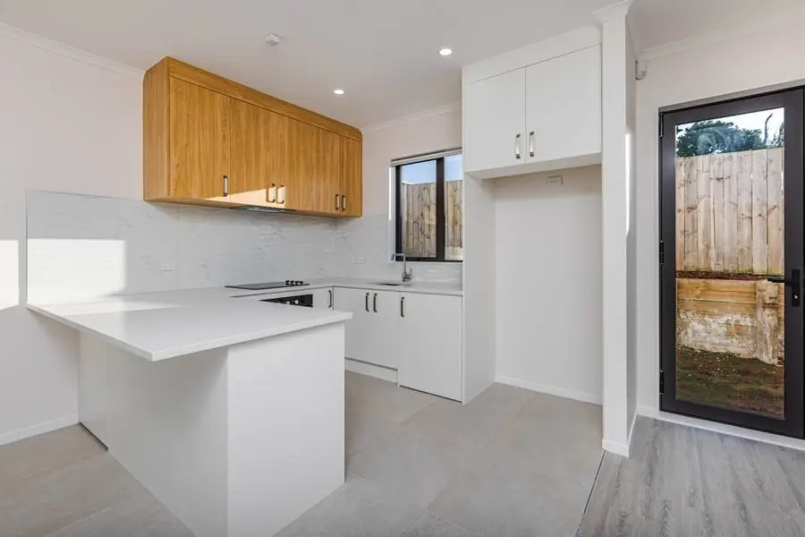 Tasman Drive — Kitchen and dining